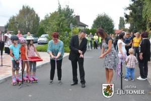 Otvoritev obnovljene poti, pločnika in parkirišč v Stročji vasi 7